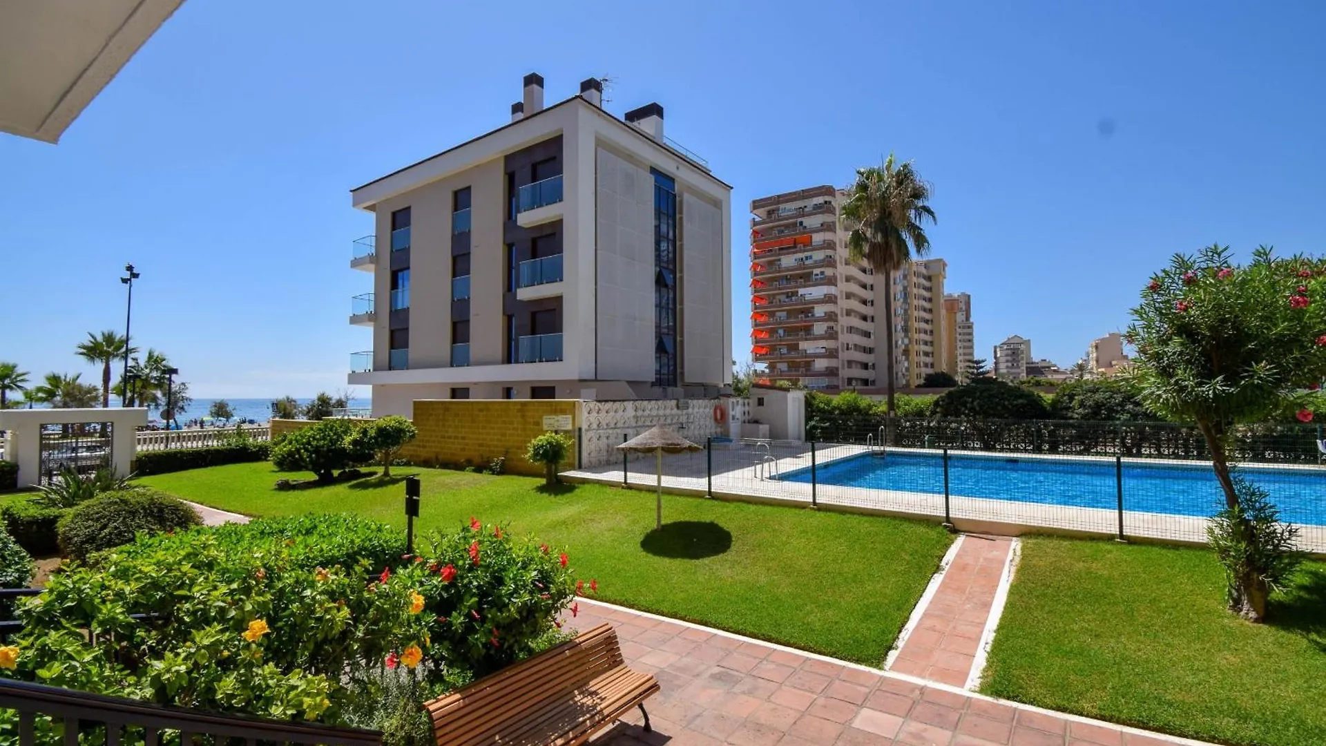 Ref 228 Apartamento De 1 Dormitorio Con Vistas Al Mar En Primera Linea De Playa En Los Boliches Fuengirola 0*,  Spanyolország