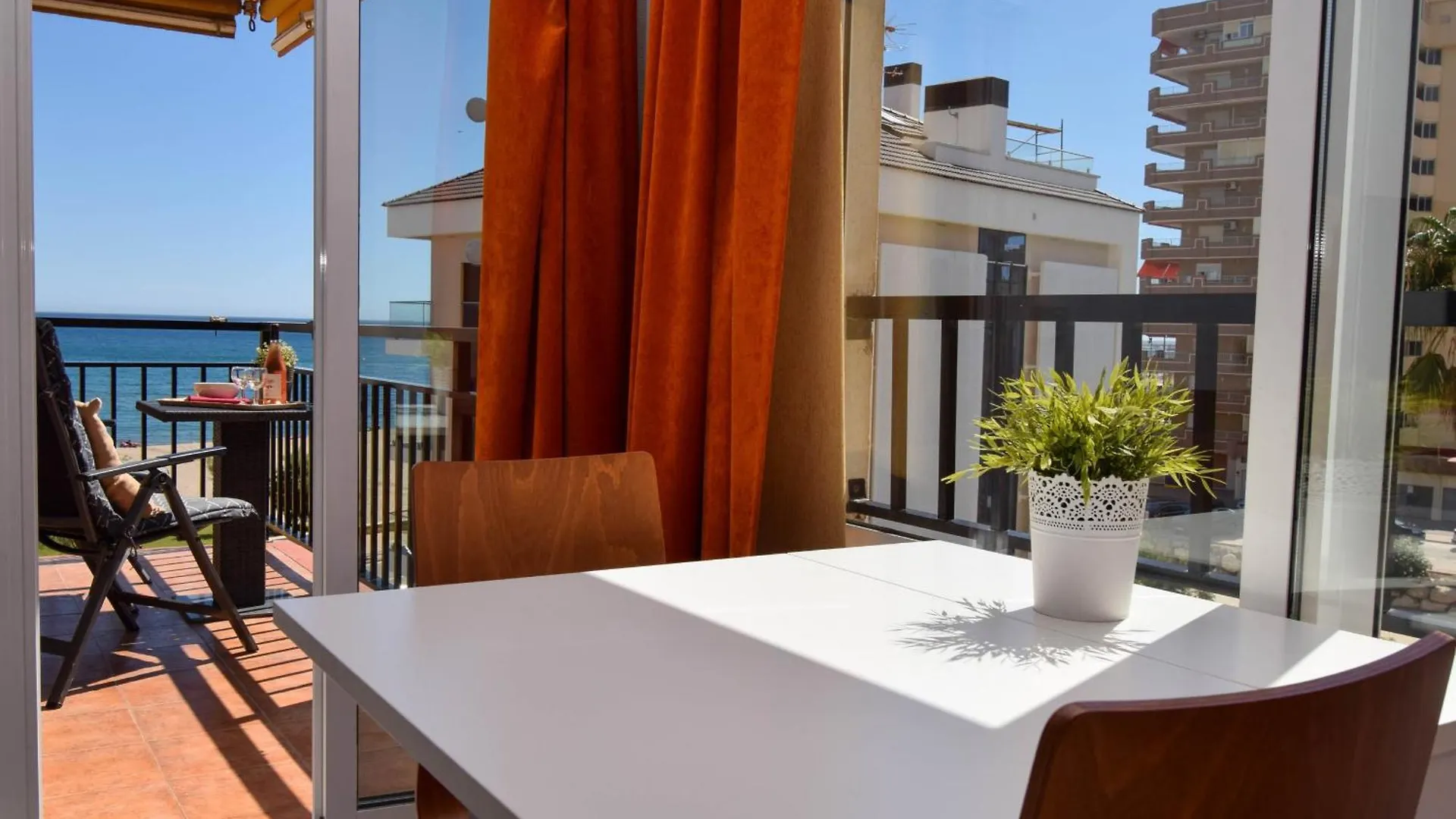 Ref 228 Apartamento De 1 Dormitorio Con Vistas Al Mar En Primera Linea De Playa En Los Boliches Fuengirola